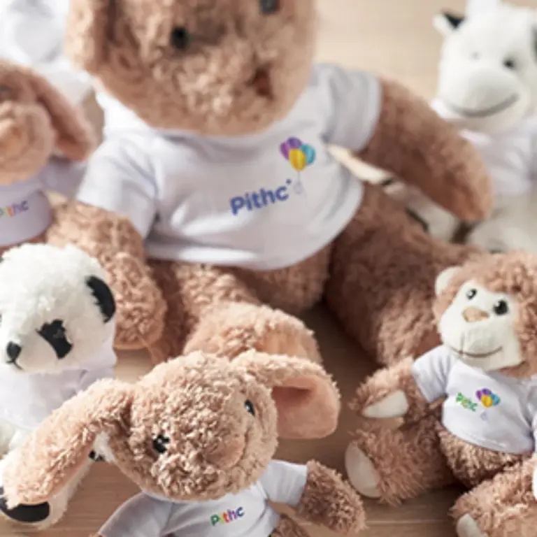 Varios peluches con camisetas blancas y el logo "Pithc".