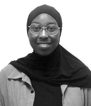 Retrato en blanco y negro de una mujer con hijab y gafas.