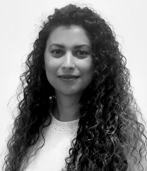 Retrato en blanco y negro de una mujer con cabello rizado.