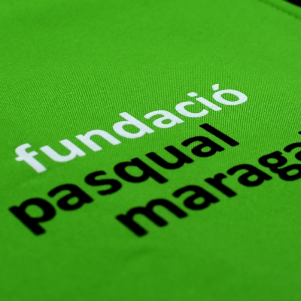 Primer plano de tela verde con el texto "fundació pasqual maragall" en blanco y negro.