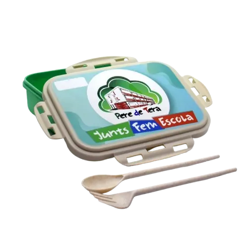 Fiambrera escolar con cubiertos y el logo "Pere de Tera, Junts Fem Escola".