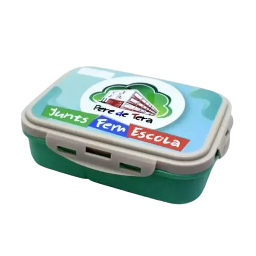 Fiambrera rectangular verde y azul con el logo de una escuela catalana.