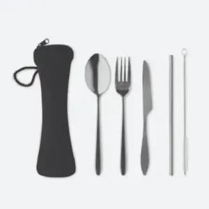 Set de utensilios de acero inoxidable en estuche personalizado, ideal para promociones y eventos empresariales.