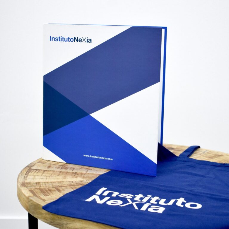 Carpeta personalizada con logo para promociones y eventos, ideal como regalo publicitario para empresas.