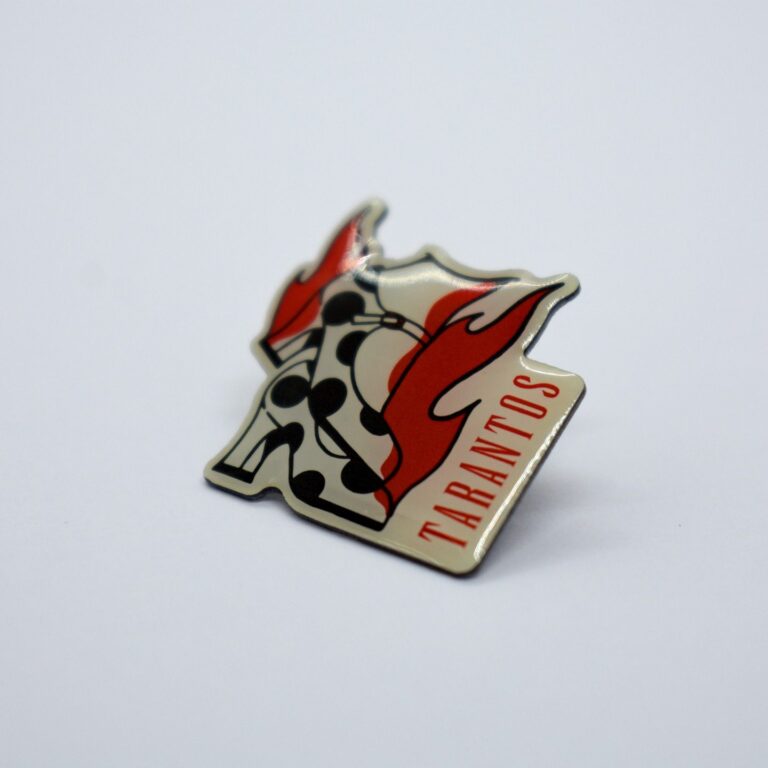 Pin promocional personalizado con logo, ideal para regalos publicitarios en eventos, promociones y branding empresarial.