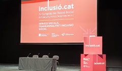 Fondo de evento inclusivo con escenario y banner publicitario, ideal para promociones y regalos personalizados con logo.