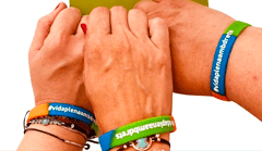 Pulseras personalizadas con logo, ideales como regalos publicitarios para eventos, promociones y campañas de marketing.