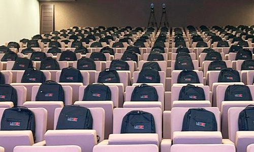 Mochilas personalizadas con logo, ideales como regalos publicitarios para empresas en eventos, promociones y conferencias.