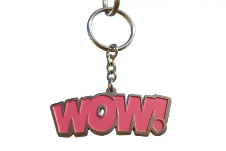 Llavero personalizado con diseño atractivo "WOW!" ideal para promociones y eventos corporativos. Regalos publicitarios únicos.