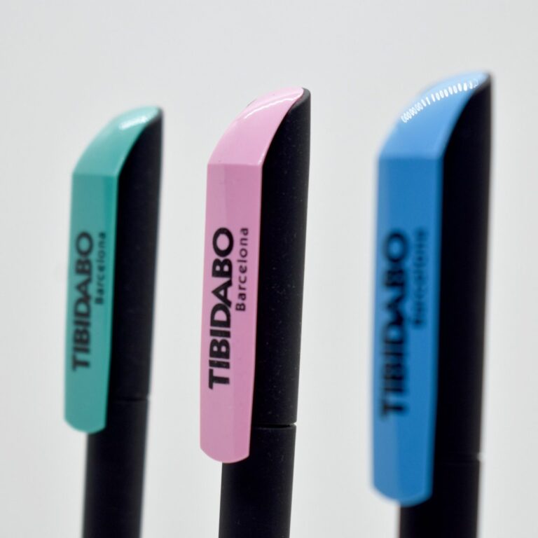 Bolígrafos personalizados con logo, ideales como regalos publicitarios para empresas, promociones y eventos en Barcelona.