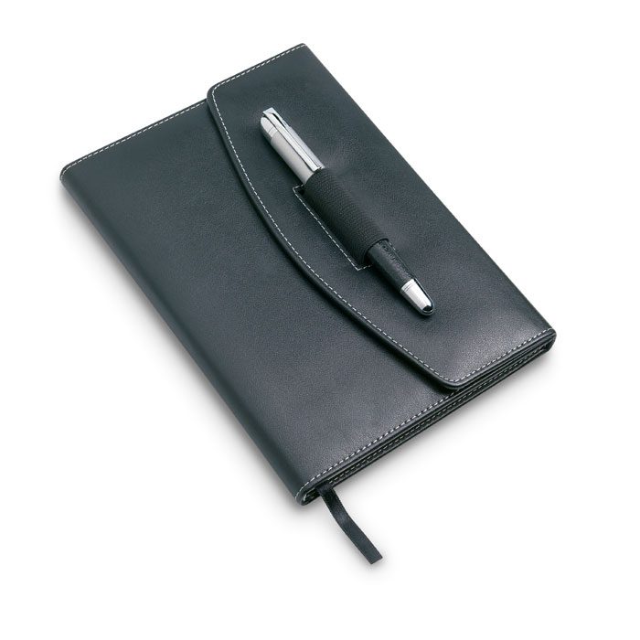 Cuaderno negro con bolígrafo, ideal como regalo publicitario personalizado para empresas, promociones y eventos.