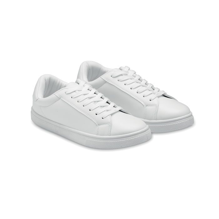Zapatillas blancas personalizadas con logo, ideales para promociones, eventos y regalos publicitarios para empresas.
