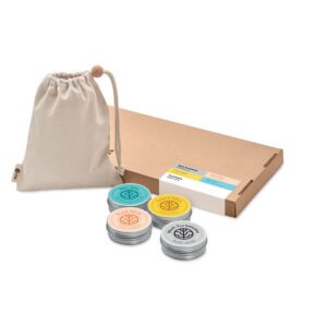 Kit de regalo publicitario con productos personalizados, ideal para promociones y eventos de empresas, incluye bolsa y tarros.