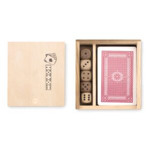 Juego de cartas y dados personalizados en estuche de madera, ideal como regalo publicitario para eventos y promociones empresariales.