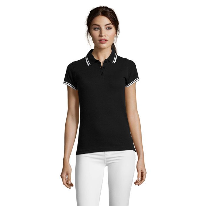 Polo negro personalizado con logo para empresas, ideal para promociones, eventos y publicidad corporativa efectiva.