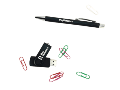 Un bolígrafo, un USB y clips de colores flotan sobre un fondo verde.