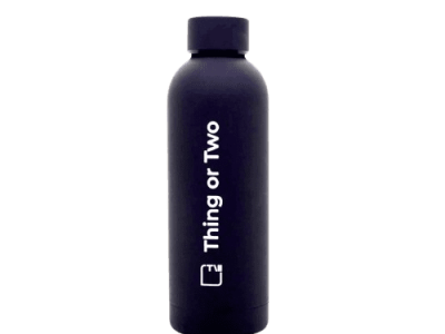Botella azul oscuro con la leyenda "Thing or Two" en blanco.