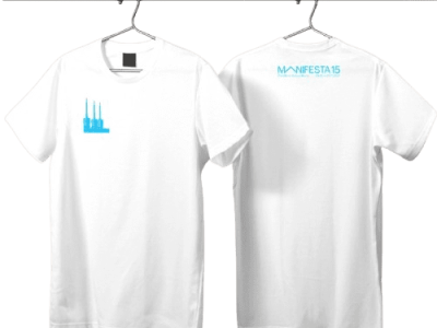 Dos camisetas blancas cuelgan de un perchero, una con un diseño de fábrica azul.