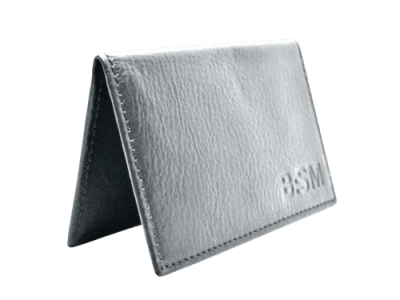 Una billetera de cuero gris con las letras "BSM" en la esquina inferior derecha.