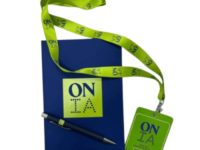 Libreta azul con bolígrafo, lanyard y tarjeta identificativa con el logo "ON IA".