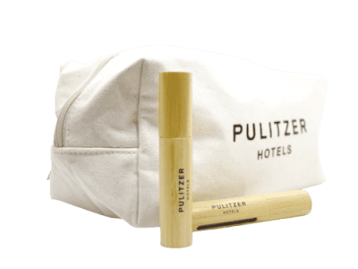Neceser de lona con dos tubos de cosméticos de la marca Pulitzer Hotels.