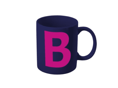 Taza azul oscuro con una letra B rosa.