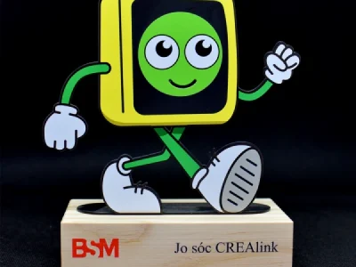 Estatua de personaje animado con cabeza de pantalla y base con texto.