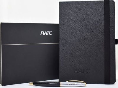 Un set de regalo corporativo negro con un cuaderno, una caja y un bolígrafo con la marca "FIATC".