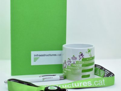 Material de oficina promocional en tonos verdes con el logo "infraestructures.cat".