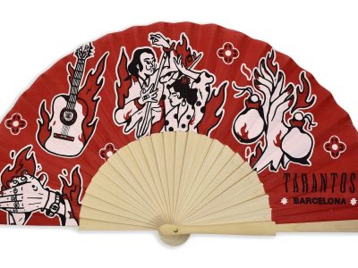 Abanico rojo con motivos de flamenco y el texto "Tarantos Barcelona".