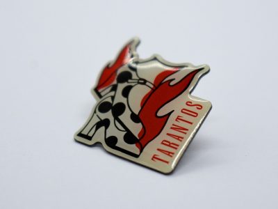 Pin promocional personalizado con logo, ideal para regalos publicitarios en eventos, promociones y branding empresarial.